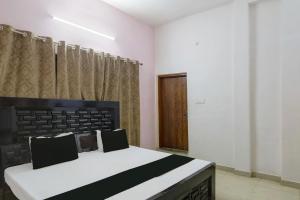 Postel nebo postele na pokoji v ubytování OYO Dhan Mahal Resort