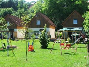 Lekeplass på Ferienhaus-mit-Terrasse-und-grossem-Garten