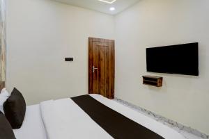 Una cama o camas en una habitación de OYO Prince Hotel and Palace