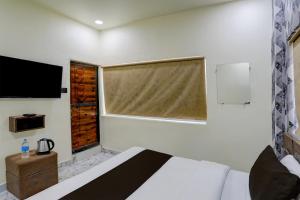 Una cama o camas en una habitación de OYO Prince Hotel and Palace
