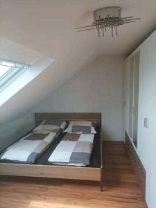 ein Schlafzimmer mit einem Bett im Dachgeschoss in der Unterkunft Ferien in der Eifel in Berg