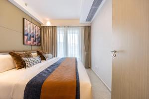 Letto o letti in una camera di Excellence International Apartment - Convention & Exhibition Center