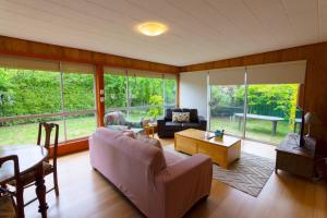 ein Wohnzimmer mit einem Sofa und einem Tisch in der Unterkunft Elm Trees of Ross Cottage in Ross