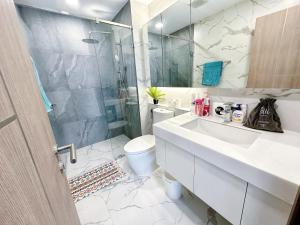 Astra Sky River Paronama Pool Luxury Changklan Chiang Mai的一间浴室
