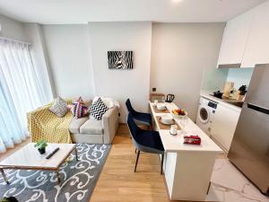 Astra Sky River Paronama Pool Luxury Changklan Chiang Mai的厨房或小厨房