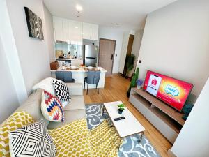 Astra Sky River Paronama Pool Luxury Changklan Chiang Mai的电视和/或娱乐中心