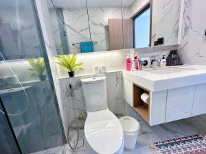 Astra Sky River Paronama Pool Luxury Changklan Chiang Mai的一间浴室