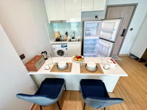 Astra Sky River Paronama Pool Luxury Changklan Chiang Mai的厨房或小厨房
