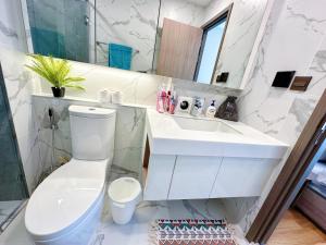 Astra Sky River Paronama Pool Luxury Changklan Chiang Mai的一间浴室