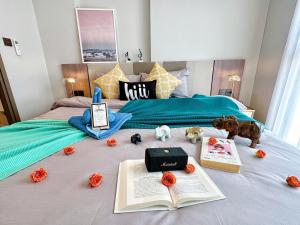 Astra Sky River Paronama Pool Luxury Changklan Chiang Mai客房内的一张或多张床位