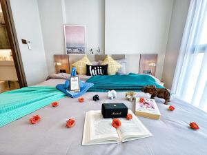 Astra Sky River Paronama Pool Luxury Changklan Chiang Mai客房内的一张或多张床位
