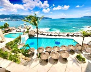 Blick auf den Pool im Strandhotel oder in der Nähe in der Unterkunft Hermosa Suite en Acapulco in Acapulco