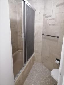 a bathroom with a shower and a tub and a toilet at Hermosa Suite en Acapulco in Acapulco