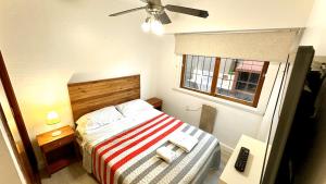 a bedroom with a bed with two towels on it at Cálido dpto de 2 ambientes con parrilla y cochera en zona residencial de Punta Mogotes in Mar del Plata