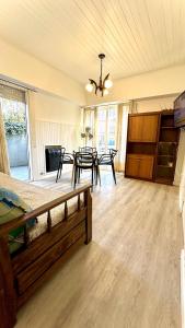 a living room with a table and a dining room at Cálido dpto de 2 ambientes con parrilla y cochera en zona residencial de Punta Mogotes in Mar del Plata