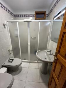uma casa de banho com um chuveiro, um WC e um lavatório. em Retro Vintage Toscal Bus stop 5p em Los Realejos