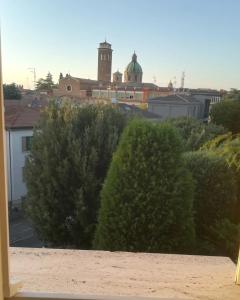 vistas a una ciudad con árboles y una torre del reloj en Vista Duomo Ravenna Apartment, en Rávena