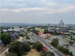 una vista aérea de una ciudad con una calle en 11th floor Lux queen room with great balcony view, en Johannesburgo
