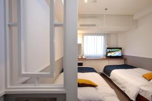 大阪市にあるホテルプラザオーサカのベッドルーム(ベッド2台、テレビ付)