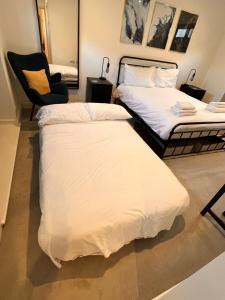 Un pat sau paturi într-o cameră la Modern Apartment for Contractors & Small Groups by Stones Throw Apartments - Free Parking - Sea View