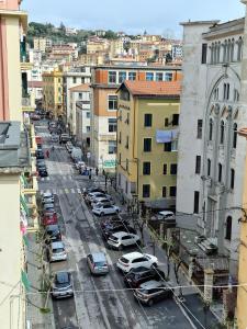 eine Stadtstraße mit auf der Straße geparkt in der Unterkunft MARLA ROOMS in La Spezia