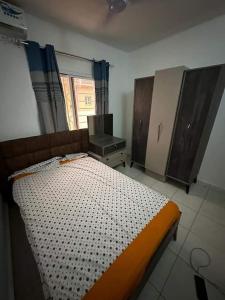 um quarto com uma cama num quarto com uma janela em 3 bedroom, free Wi-fi, Aircon & Hot water em Tujering