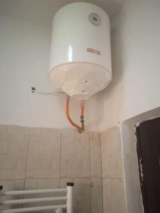 een licht op het plafond van een badkamer bij 3 bedroom, free Wi-fi, Aircon & Hot water in Tujering