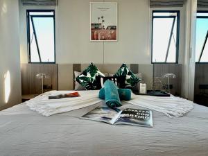 Astra Sky River Paronama Pool Luxury Changklan Chiang Mai客房内的一张或多张床位