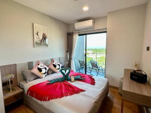 Astra Sky River Paronama Pool Luxury Changklan Chiang Mai客房内的一张或多张床位