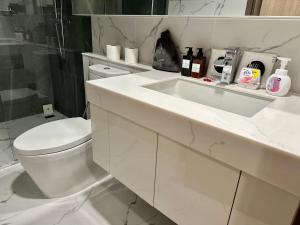 Astra Sky River Paronama Pool Luxury Changklan Chiang Mai的一间浴室