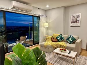 Astra Sky River Paronama Pool Luxury Changklan Chiang Mai的休息区