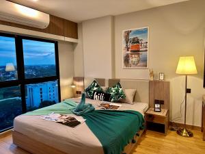 Un dormitorio con una cama grande con una ventana grande. en Astra Sky River Paronama Pool Luxury Changklan Chiang Mai, en Chiang Mai 37 fotos más