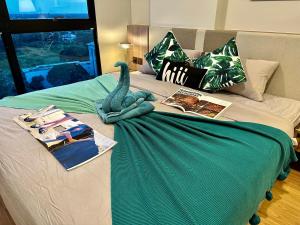 Astra Sky River Paronama Pool Luxury Changklan Chiang Mai客房内的一张或多张床位