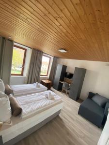 1 dormitorio con 1 cama grande y techo de madera en Fewo Nahe, en Bad Sobernheim