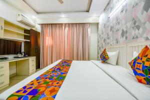 เตียงในห้องที่ FabHotel Prime Happy Feet Luxury Homestay