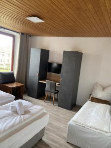 um quarto com 2 camas, uma secretária e uma mesa em Fewo Nahe em Bad Sobernheim