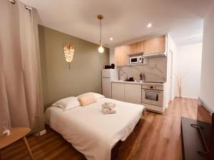 sypialnia z łóżkiem z pluszowym misiem w obiekcie Le Golden w mieście Vierzon