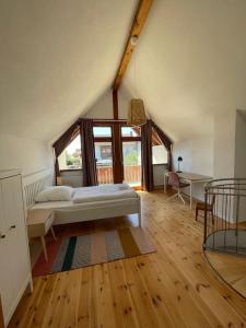 ein Schlafzimmer mit einem Bett und einem Schreibtisch in einem Zimmer in der Unterkunft Landhaus an den Weinbergen in Pfaffenweiler