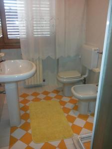 Un baño con dos inodoros y un lavabo. en [TERME] CASA IN STILE CLASSICO IN TOSCANA CON TERRAZZO, en Montecatini Terme