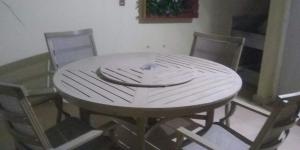 una mesa blanca con cuatro sillas alrededor en LINDA HABITACION CON BAÑO Y TERRAZA INDEPENDIENTE, en Torreón