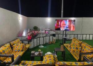 Zimmer mit 2 Sofas und einem TV. in der Unterkunft استراحة وشاليهات عزيزه in Al Wajh