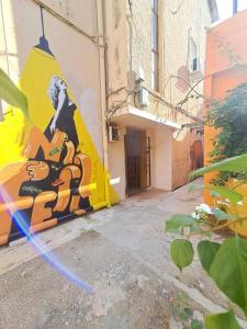ein Gebäude mit einem Gemälde auf der Seite in der Unterkunft Fellini Nine ground (talpiot) in Haifa
