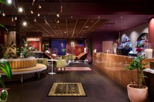 una hall con bar con piante e sedie di Pan Pacific Perth a Perth