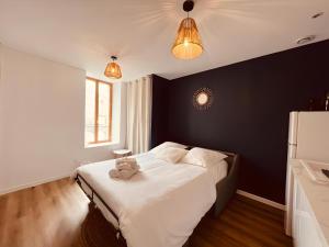 sypialnia z łóżkiem z pluszowym misiem w obiekcie Le Cocoon - Home Homy w mieście Vierzon +24 zdjęcia