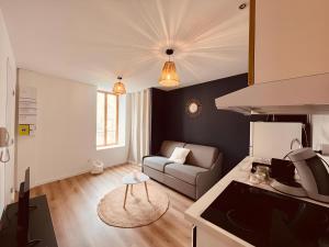 mały salon z kanapą i kuchnią w obiekcie Le Cocoon - Home Homy w mieście Vierzon