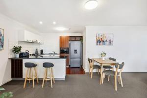 A kitchen or kitchenette at 2-Bed City Abode with Swimming Pool Gym & Views