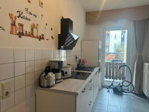 uma cozinha com um lavatório e uma bancada em Käthe-Kollwitz Straße 54, F1 em Altemburgo
