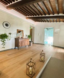 een lege kamer met een bureau en een klok aan de muur bij Cortona Resort & Spa in Cortona
