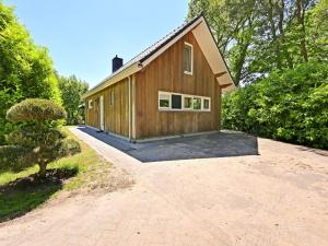 uma casa com uma grande entrada de garagem em frente em Chalet with gorgeous view of the natural surroundings em Weerselo