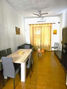 - une salle à manger avec une table et des chaises en bois dans l'établissement Bungalow in Altamar complex, à Arona